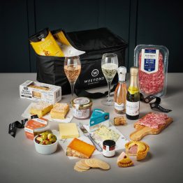 The Weetons Picnic Hamper with Fizz