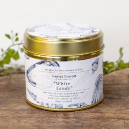 TOASTED CRUMPET WHITE SANDS CANDLE IN A MATT GOLD TIN