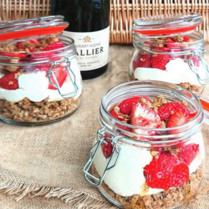 Read more about the article STRAWBERRY, MASCARPONE, HONEY AND GRANOLA SUMMER PICNIC CHEESECAKES